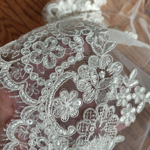 Elegant White Bridal Veil With Blusher